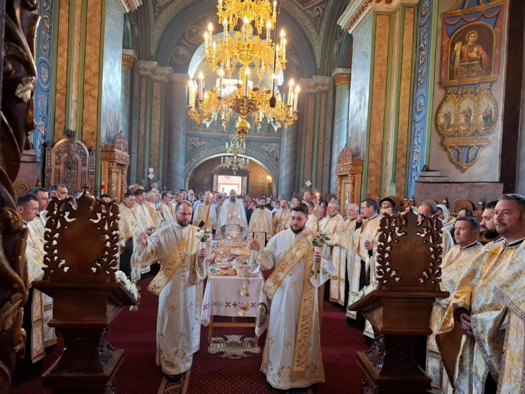 ​Slujbă arhierească la hramul Bisericii „Sfântul Gheorghe” din Roman 329650
