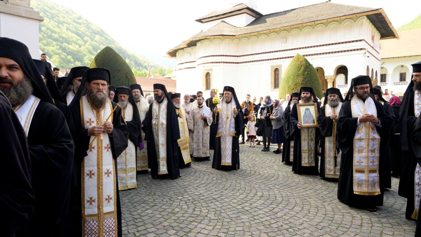 Deshumarea moaştelor Sfântului Cuvios Serafim cel Răbdător 329894