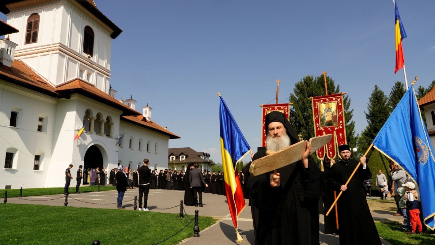 Deshumarea moaştelor Sfântului Cuvios Serafim cel Răbdător 329895