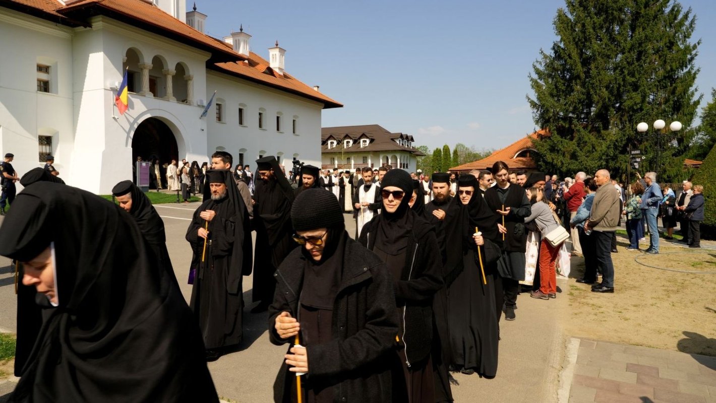 Deshumarea moaştelor Sfântului Cuvios Serafim cel Răbdător 329896