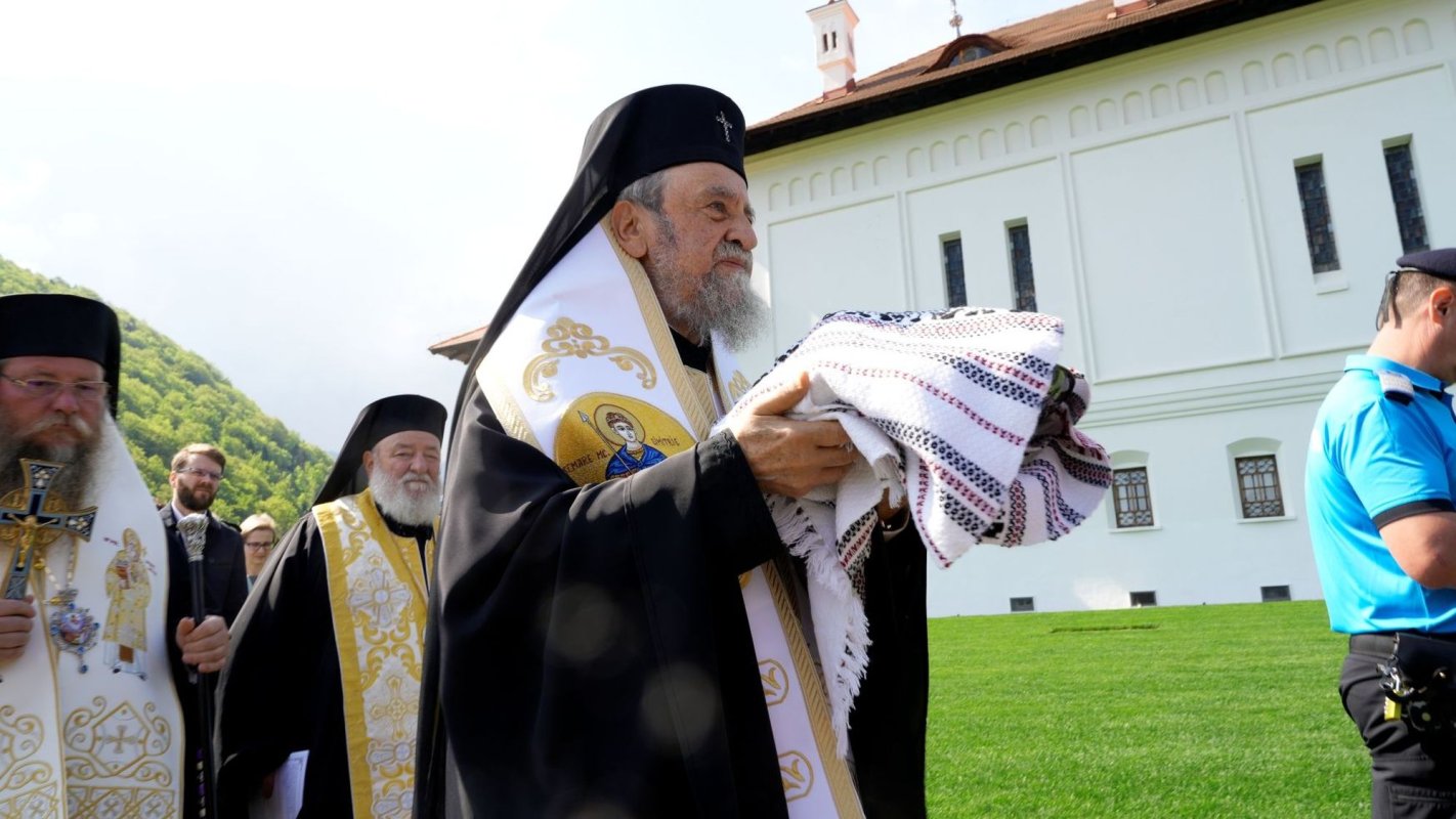 Deshumarea moaştelor Sfântului Cuvios Serafim cel Răbdător 329902