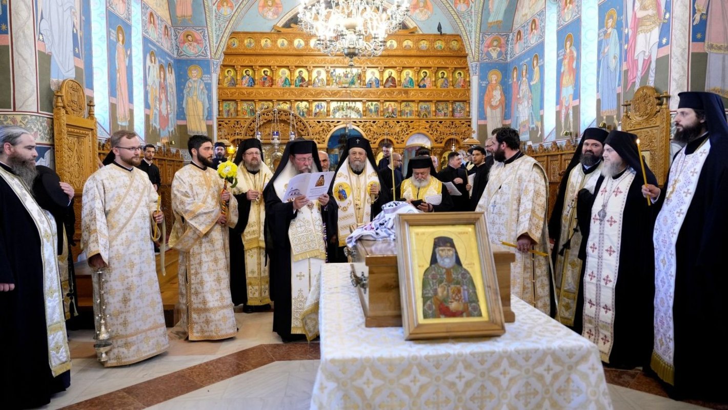 Deshumarea moaştelor Sfântului Cuvios Serafim cel Răbdător 329904