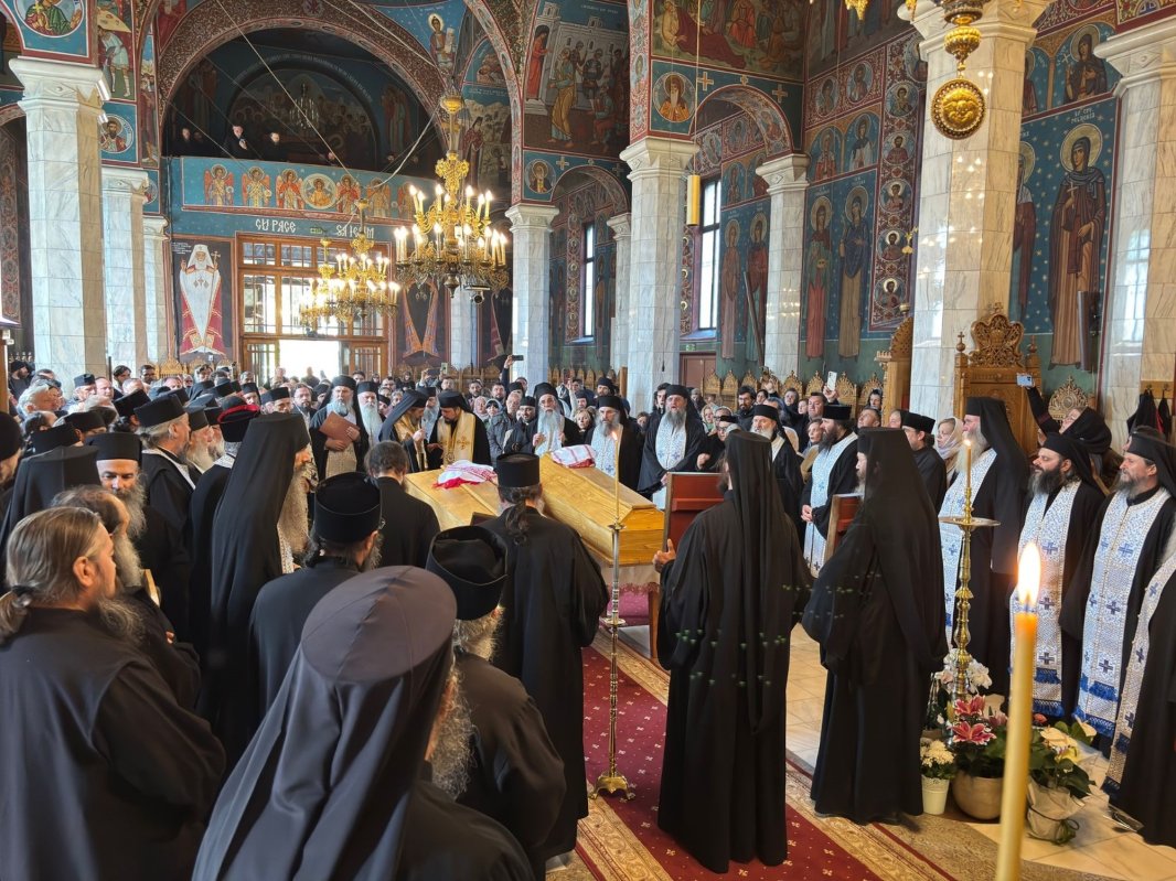 Au fost deshumate moaştele Sfinților Cuvioși Cleopa și Paisie 330009