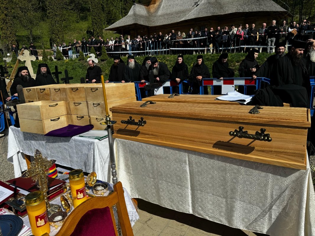 Au fost deshumate moaştele Sfinților Cuvioși Cleopa și Paisie 330010