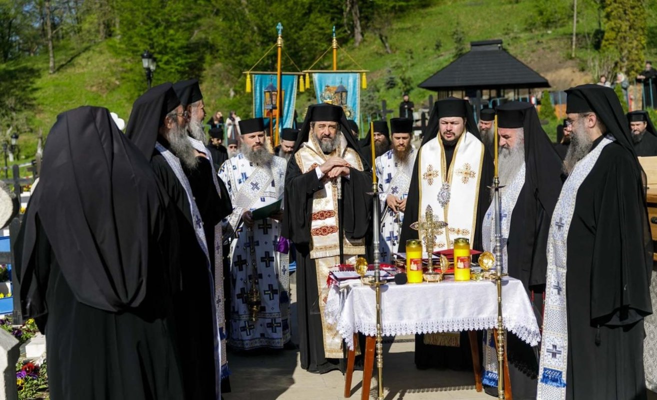 Au fost deshumate moaştele Sfinților Cuvioși Cleopa și Paisie 330068