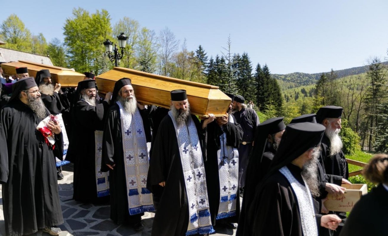 Au fost deshumate moaştele Sfinților Cuvioși Cleopa și Paisie 330069