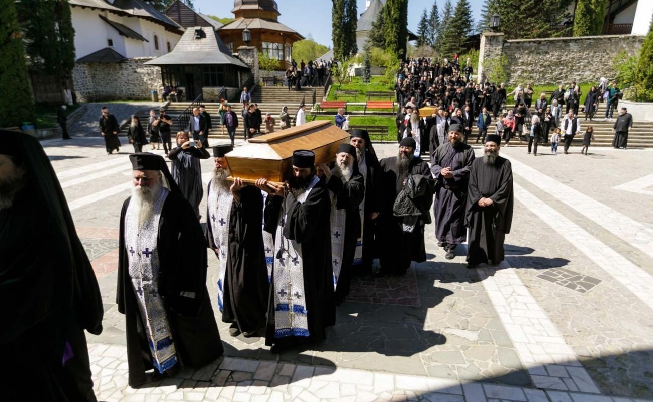 Au fost deshumate moaştele Sfinților Cuvioși Cleopa și Paisie 330070