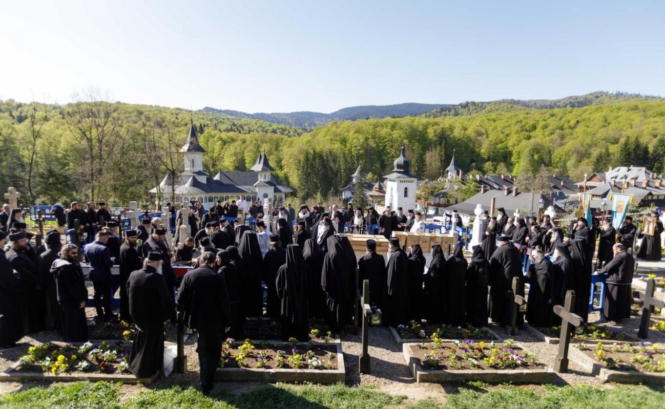 Au fost deshumate moaştele Sfinților Cuvioși Cleopa și Paisie 330071