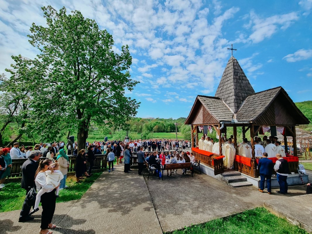 Hramul Bisericii „Sf. Ap. Toma” din Oarța de Sus, Maramureş 329984