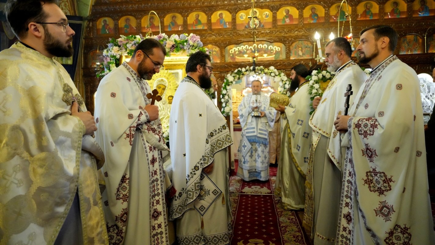 Liturghie arhierească în Duminica a 2-a după Paşti la Braşov 329981