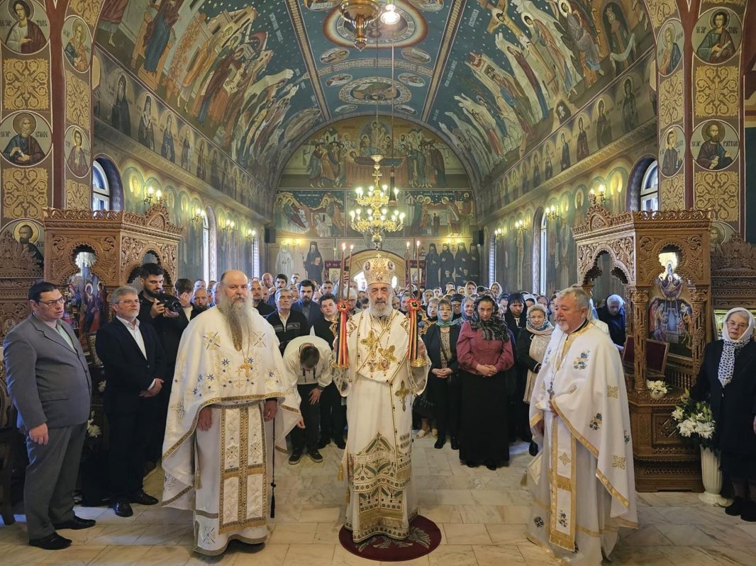 Maica Domnului, cinstită de credincioşi la Mănăstirea Sighișoara 330090