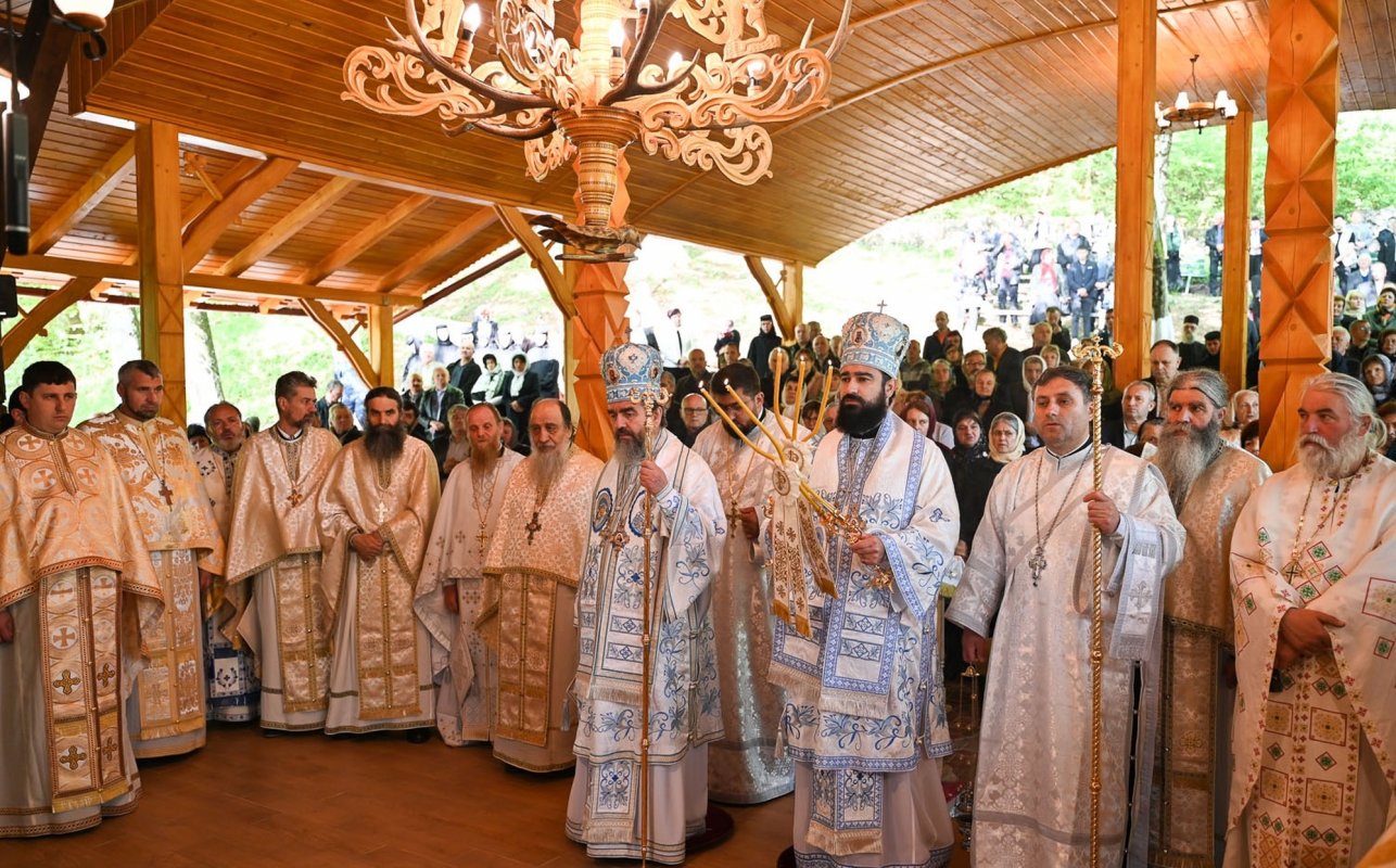 Sărbătoare la mănăstirea hunedoreană Crișan 330080