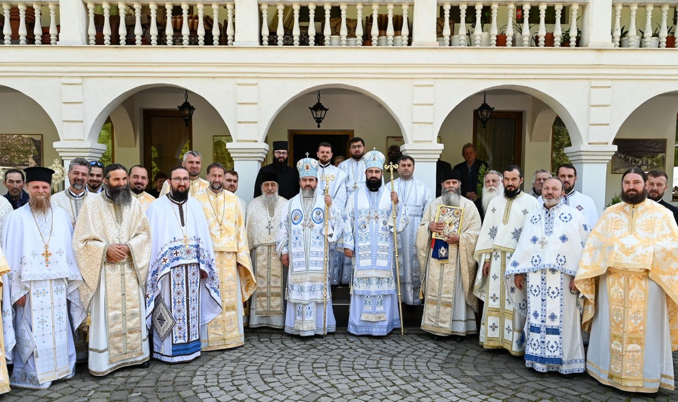 Sărbătoare la mănăstirea hunedoreană Crișan 330081