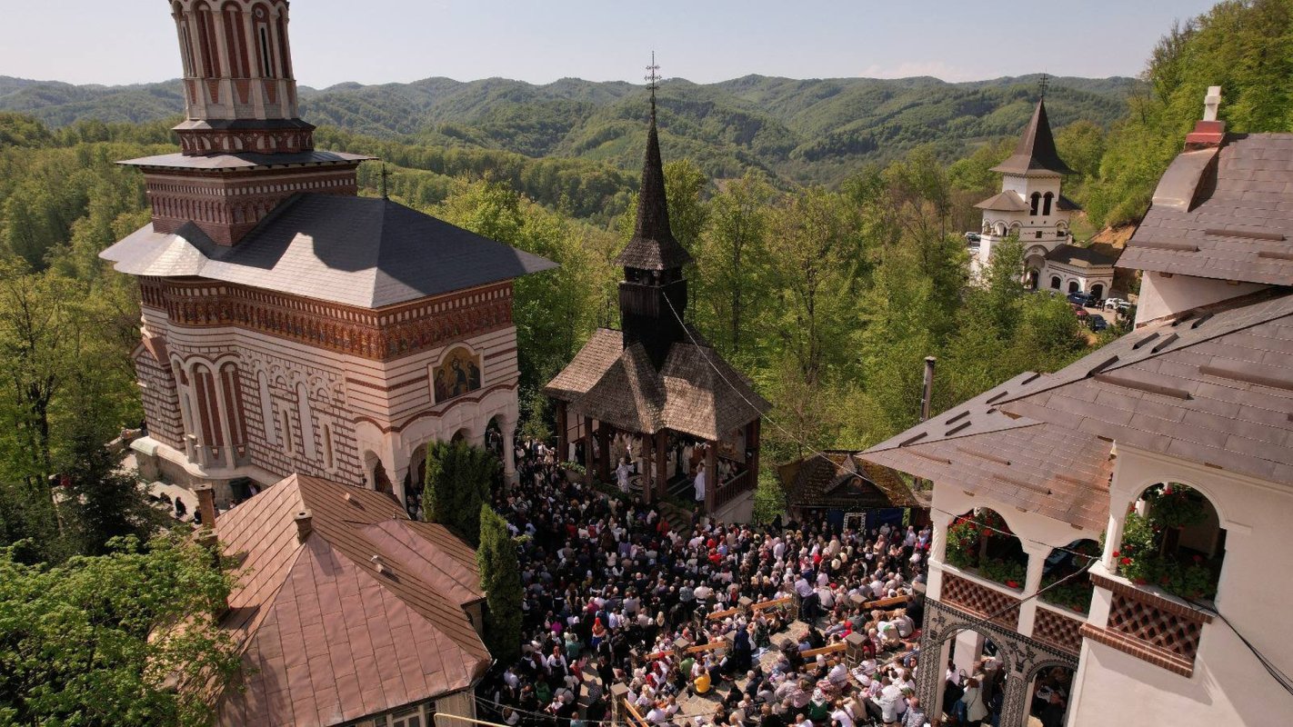 Sfânta Liturghie arhierească la hramul Mănăstirii Rohia 330085