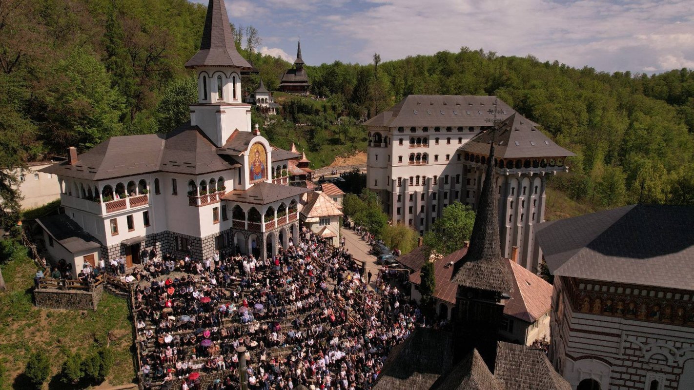 Sfânta Liturghie arhierească la hramul Mănăstirii Rohia 330086