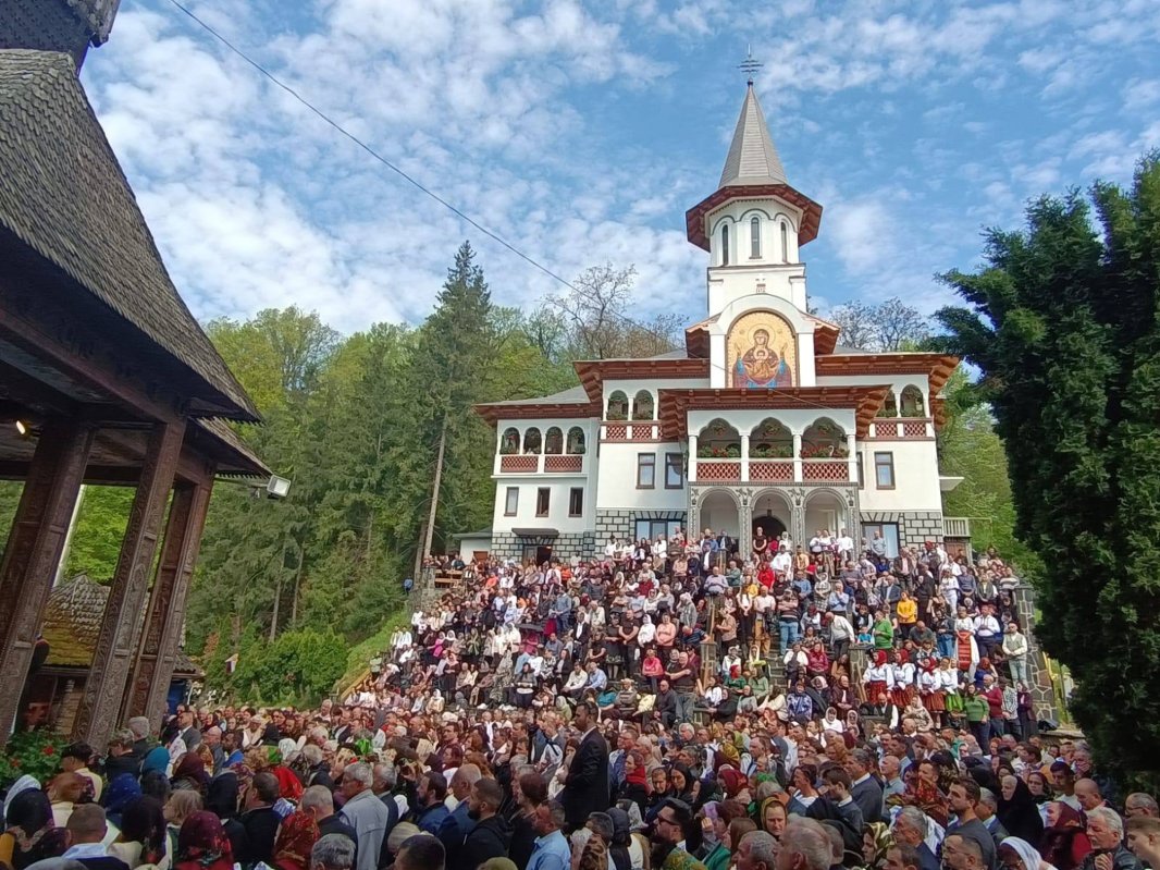 Sfânta Liturghie arhierească la hramul Mănăstirii Rohia 330087
