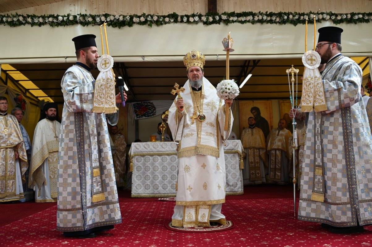 Zi de hram și binecuvântare la Mănăstirea Izbuc 330083