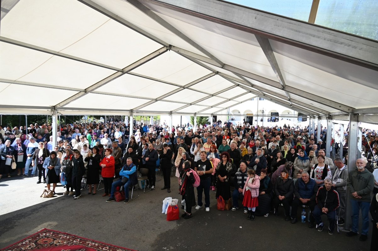 Zi de hram și binecuvântare la Mănăstirea Izbuc 330084