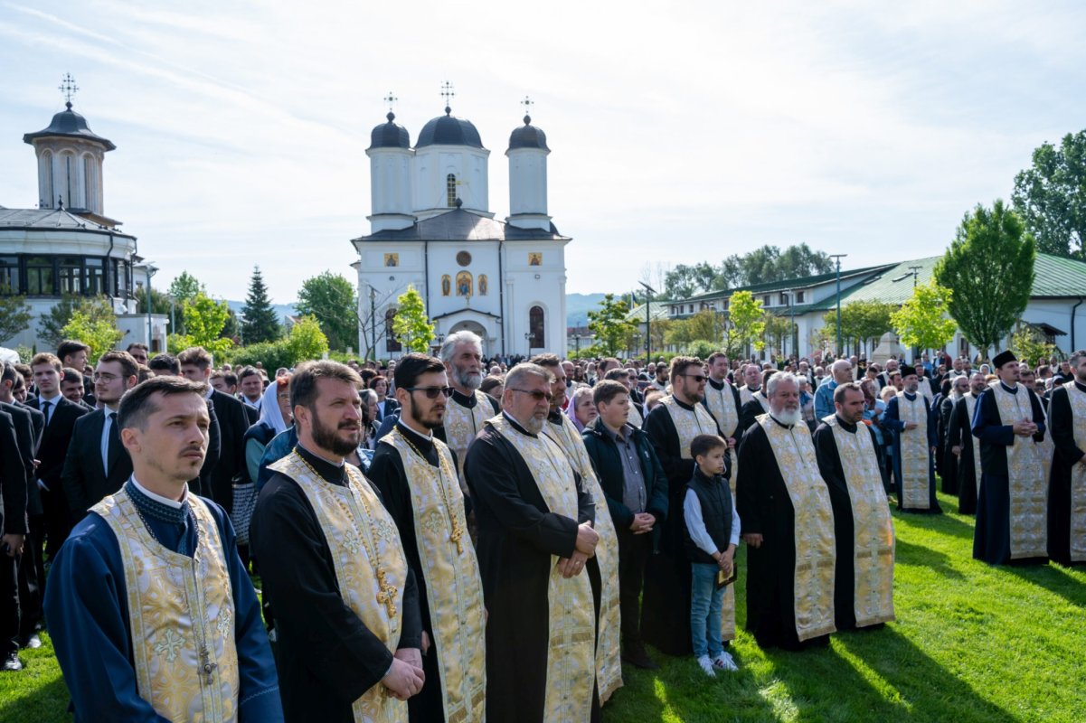Sărbătoare luminoasă la Catedrala Arhiepiscopală din Râmnicu Vâlcea 330542