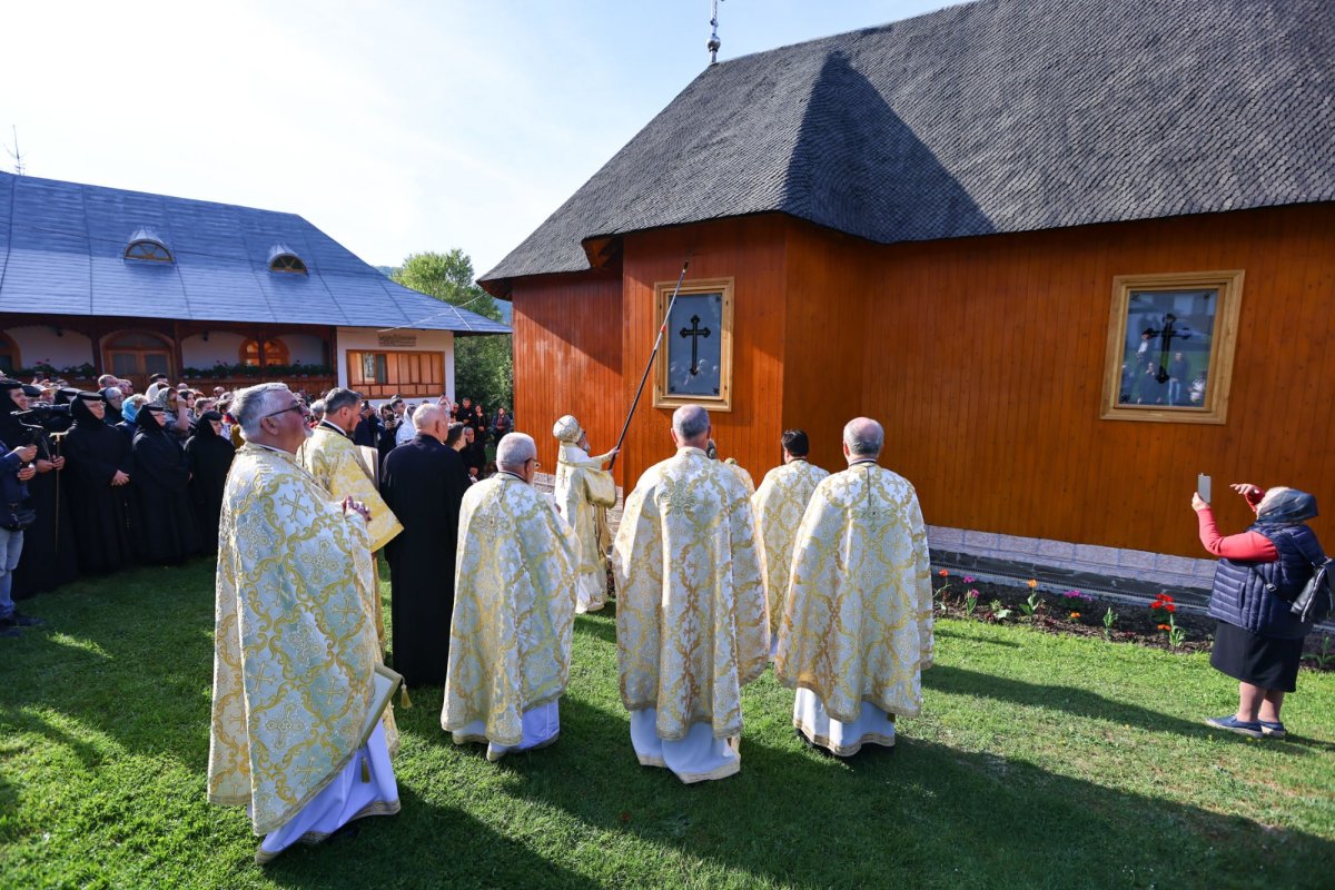 Sfințirea bisericii de lemn a mănăstirii vrâncene Lepșa 330533