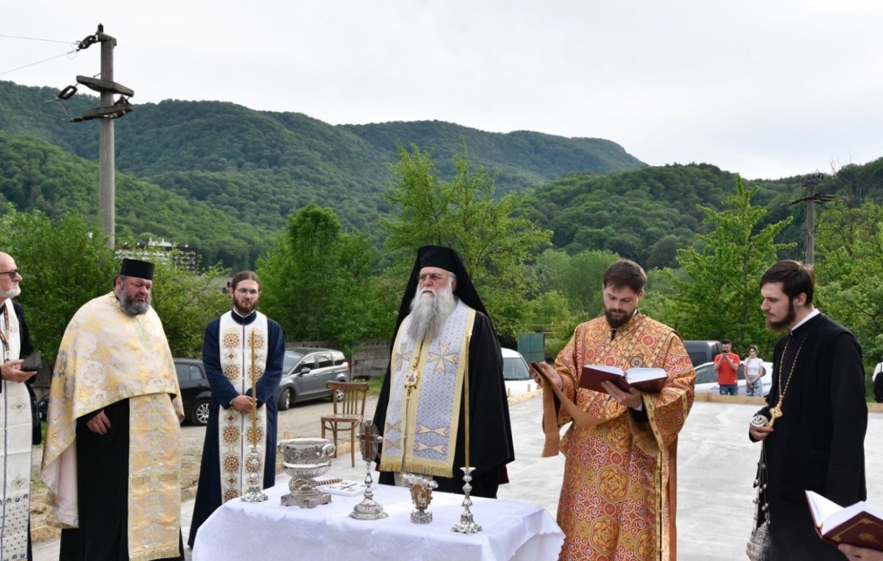 Așezarea pietrei de temelie pentru un nou lăcaș în Vâlcea 330753