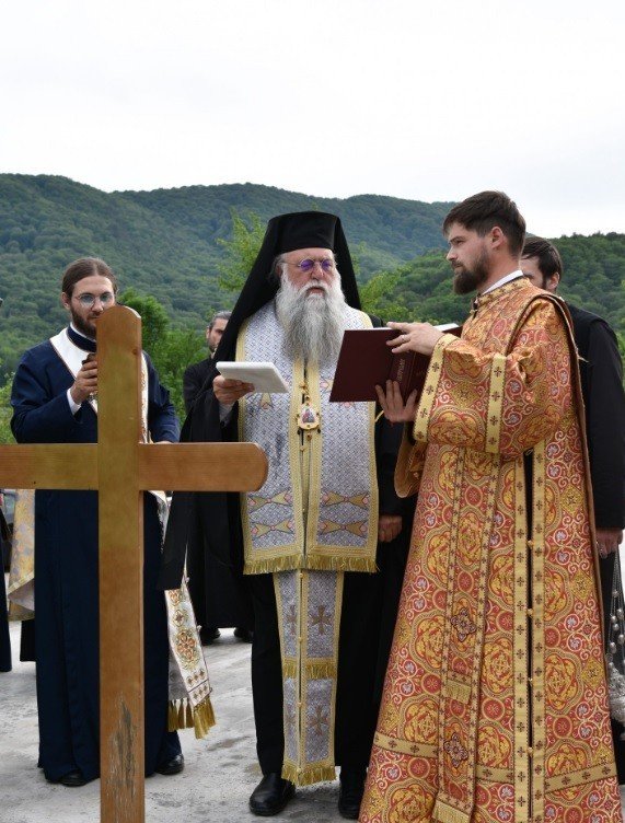 Așezarea pietrei de temelie pentru un nou lăcaș în Vâlcea 330754