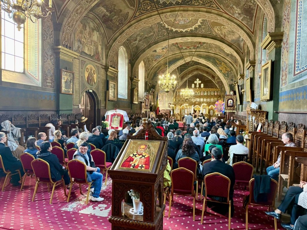 „Părintele duhovnic - călăuză spre Hristos Cel înviat” 330725