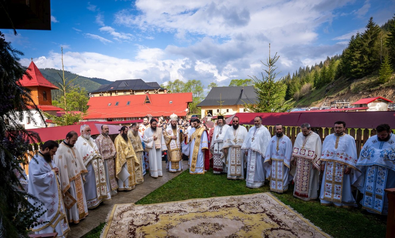 Schitul „Sfânta Mare Muceniță Irina” Ciocănești și‑a sărbătorit ocrotitorii 330738