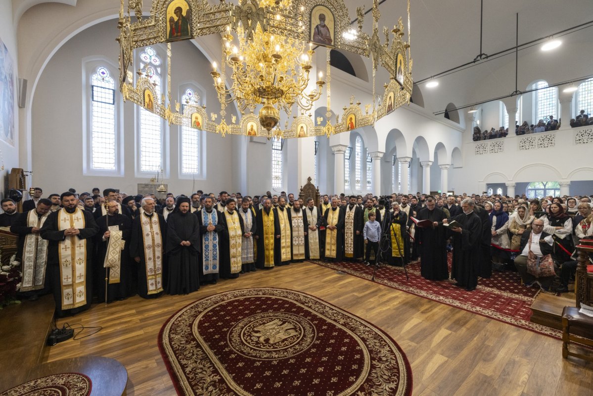 Românii din Londra şi-au primit arhipăstorul 331031