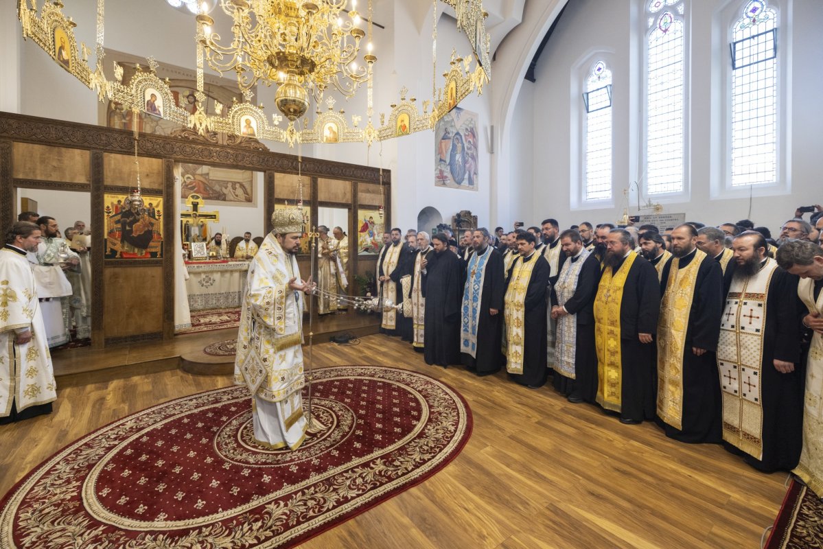 Românii din Londra şi-au primit arhipăstorul 331035