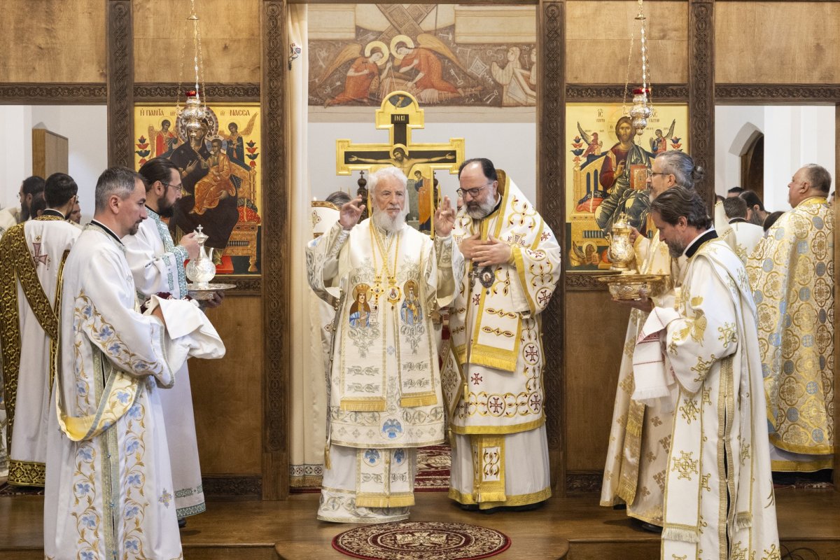 Românii din Londra şi-au primit arhipăstorul 331036