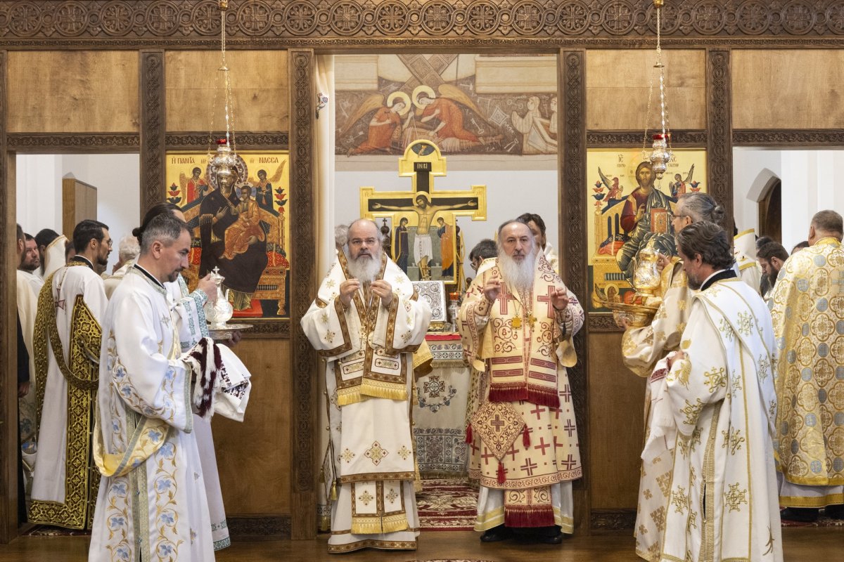 Românii din Londra şi-au primit arhipăstorul 331037