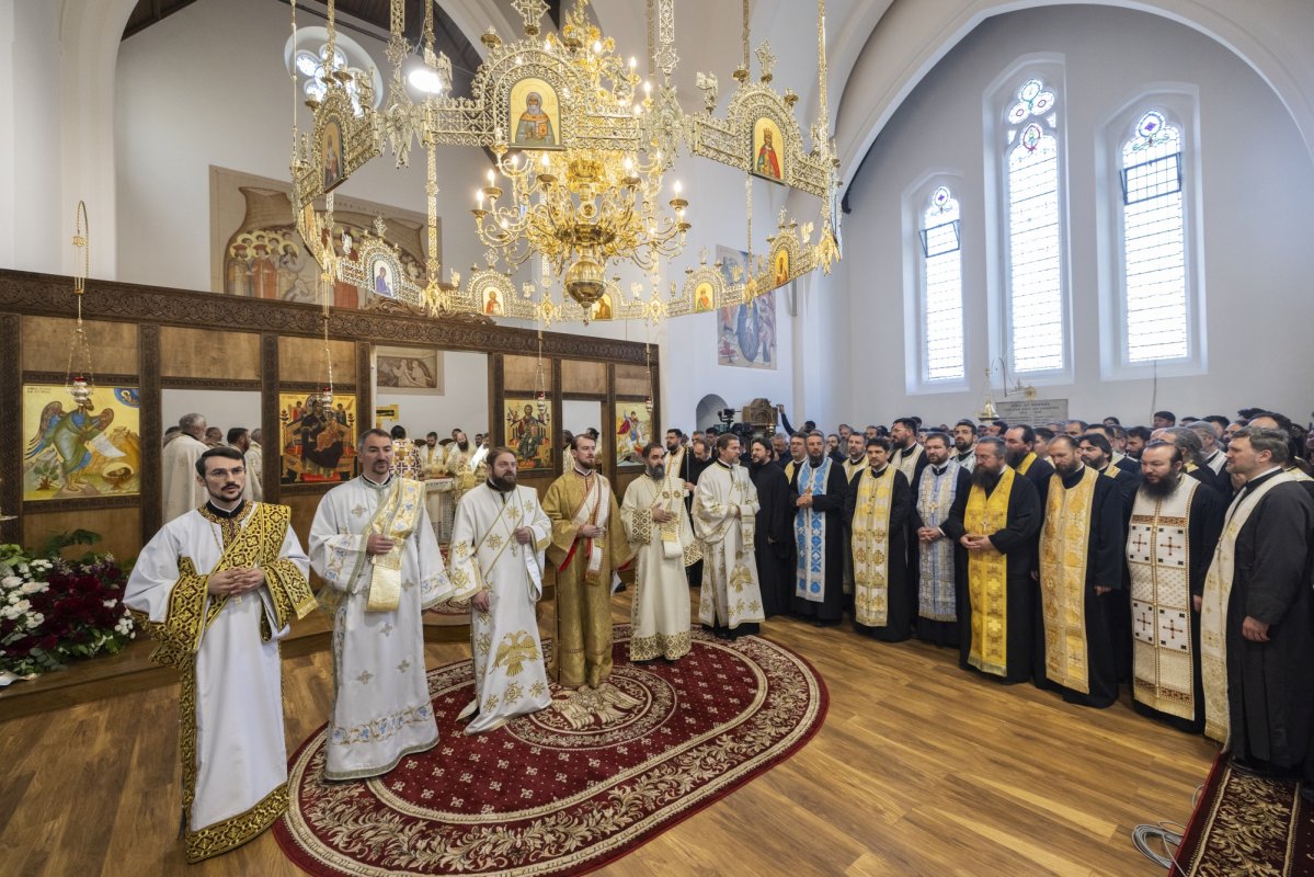 Românii din Londra şi-au primit arhipăstorul 331048