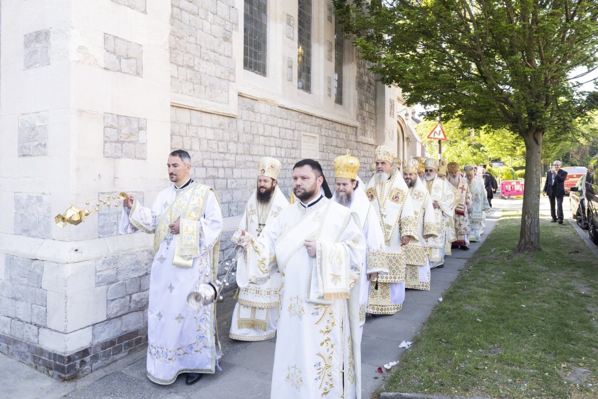 Românii din Londra şi-au primit arhipăstorul 331064