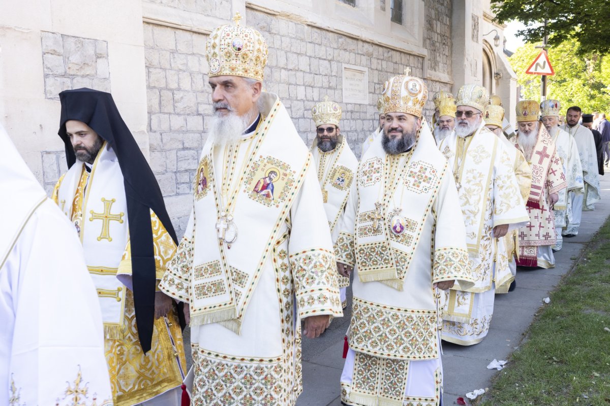 Românii din Londra şi-au primit arhipăstorul 331065