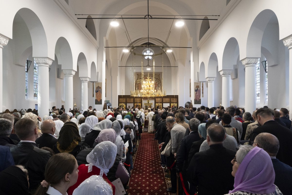 Românii din Londra şi-au primit arhipăstorul 331071