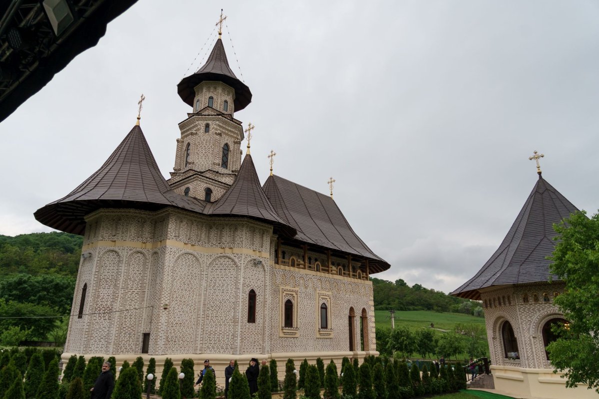 Doi ierarhi au sfințit Altarul de vară al Mănăstirii Vlădiceni din Iași 331091