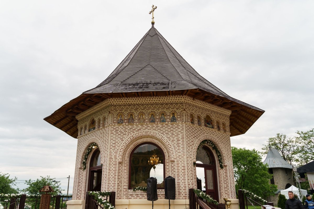 Doi ierarhi au sfințit Altarul de vară al Mănăstirii Vlădiceni din Iași 331092
