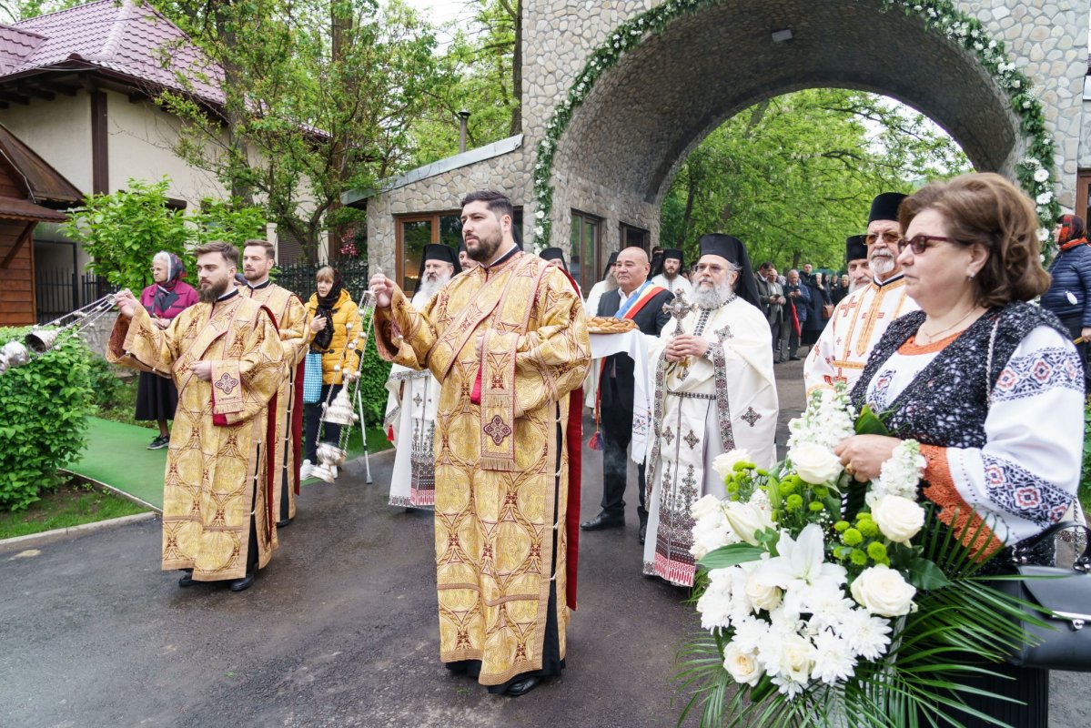 Doi ierarhi au sfințit Altarul de vară al Mănăstirii Vlădiceni din Iași 331093