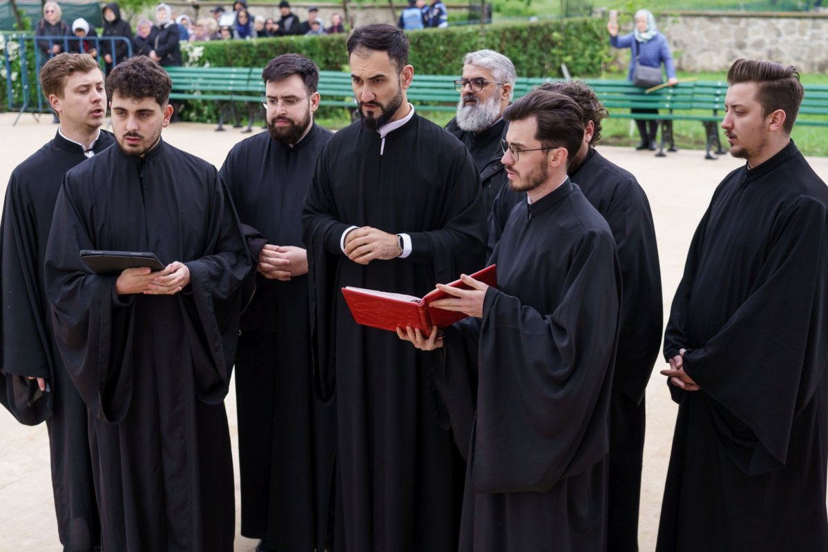 Doi ierarhi au sfințit Altarul de vară al Mănăstirii Vlădiceni din Iași 331094