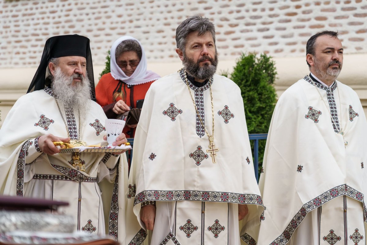 Doi ierarhi au sfințit Altarul de vară al Mănăstirii Vlădiceni din Iași 331095