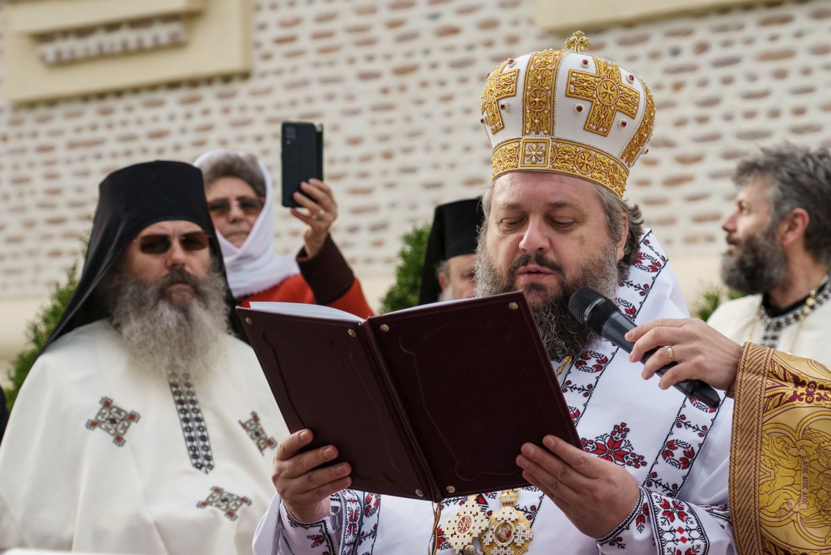 Doi ierarhi au sfințit Altarul de vară al Mănăstirii Vlădiceni din Iași 331096