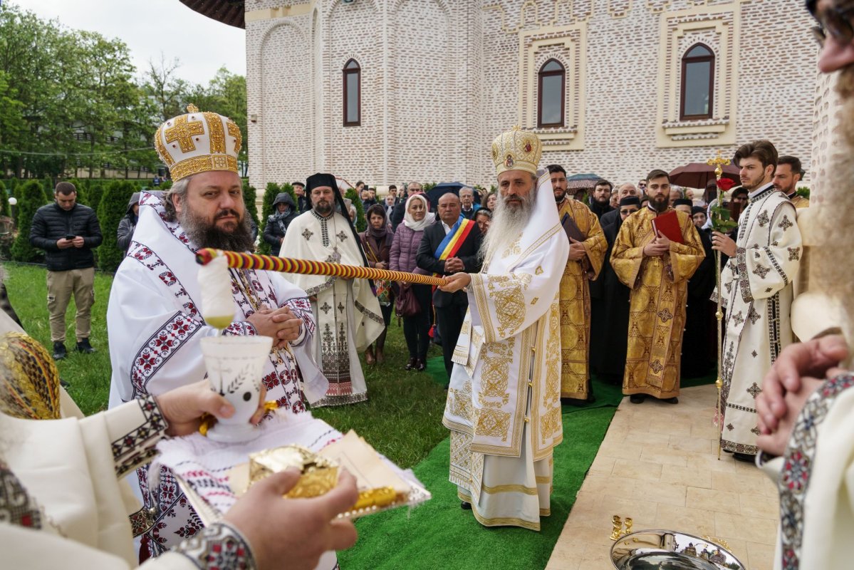 Doi ierarhi au sfințit Altarul de vară al Mănăstirii Vlădiceni din Iași 331097