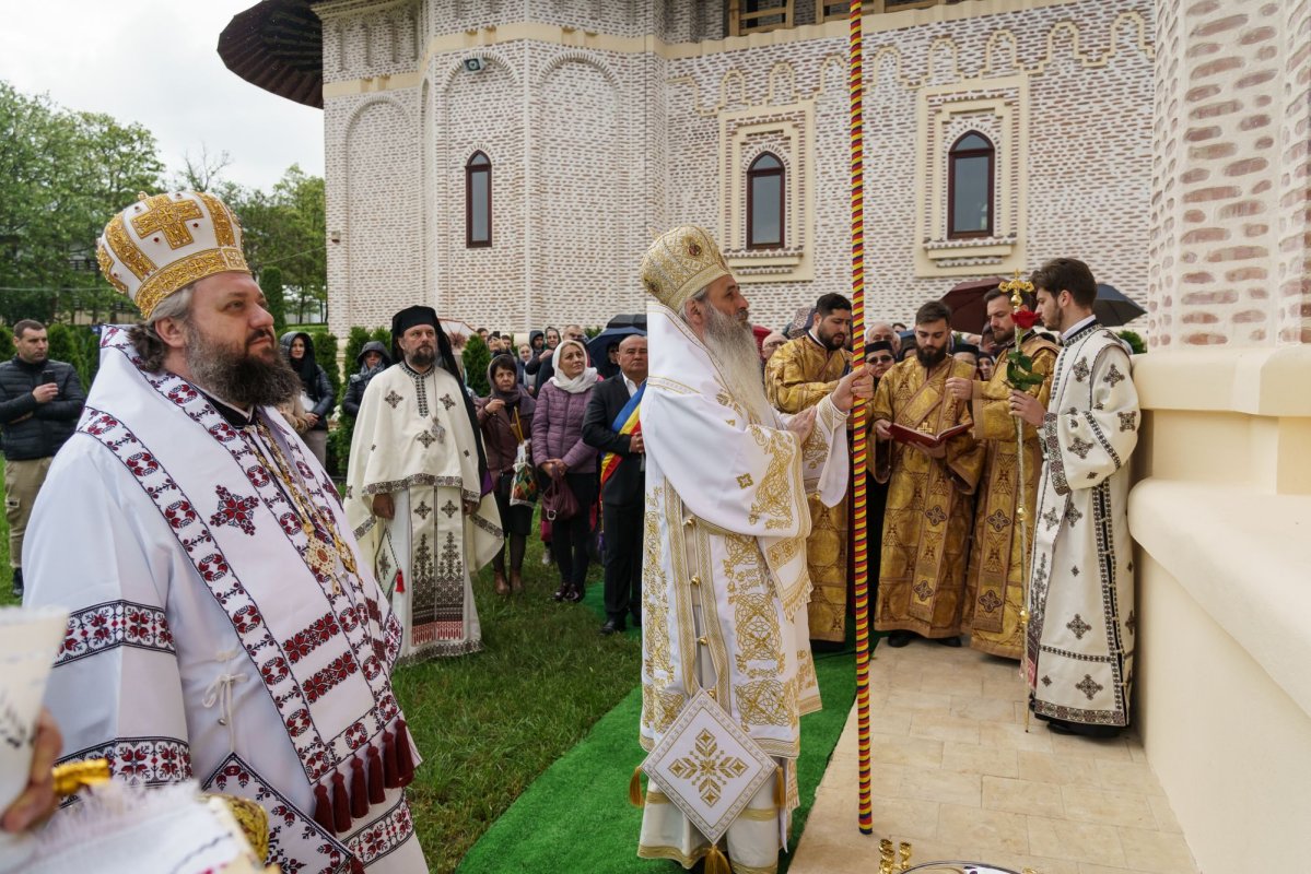 Doi ierarhi au sfințit Altarul de vară al Mănăstirii Vlădiceni din Iași 331098