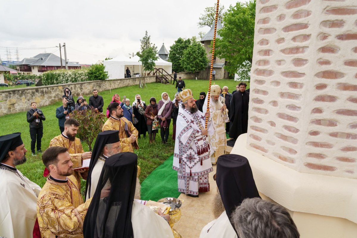 Doi ierarhi au sfințit Altarul de vară al Mănăstirii Vlădiceni din Iași 331099