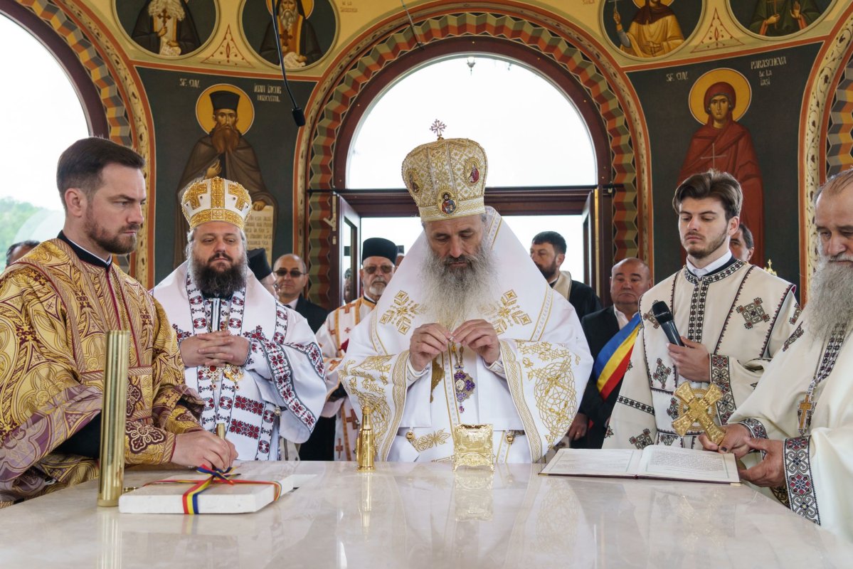 Doi ierarhi au sfințit Altarul de vară al Mănăstirii Vlădiceni din Iași 331100
