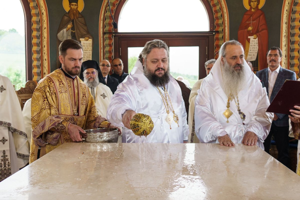 Doi ierarhi au sfințit Altarul de vară al Mănăstirii Vlădiceni din Iași 331102