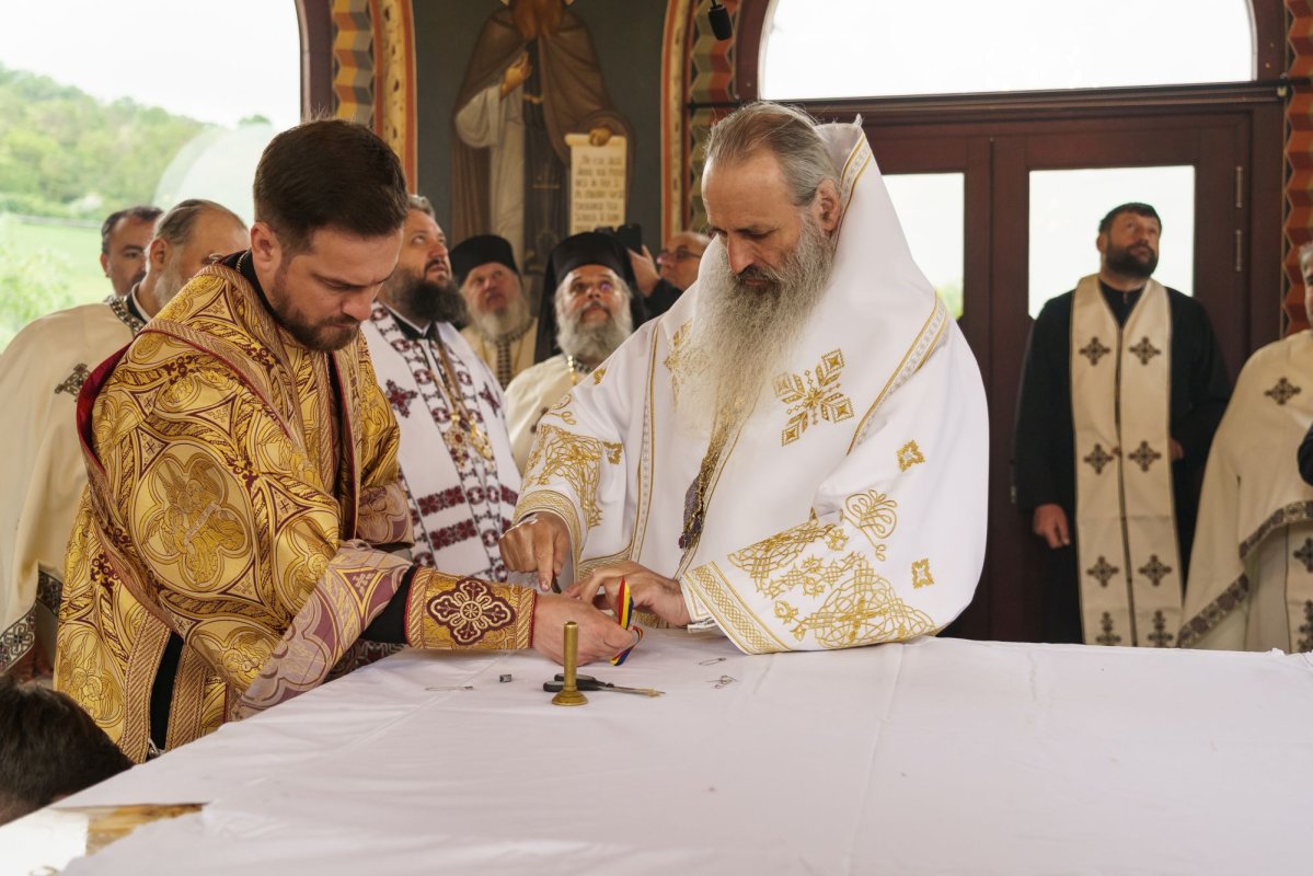 Doi ierarhi au sfințit Altarul de vară al Mănăstirii Vlădiceni din Iași 331105