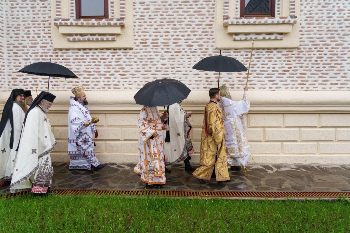 Doi ierarhi au sfințit Altarul de vară al Mănăstirii Vlădiceni din Iași 331106