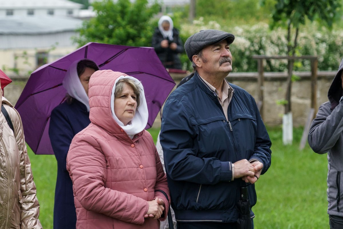 Doi ierarhi au sfințit Altarul de vară al Mănăstirii Vlădiceni din Iași 331107